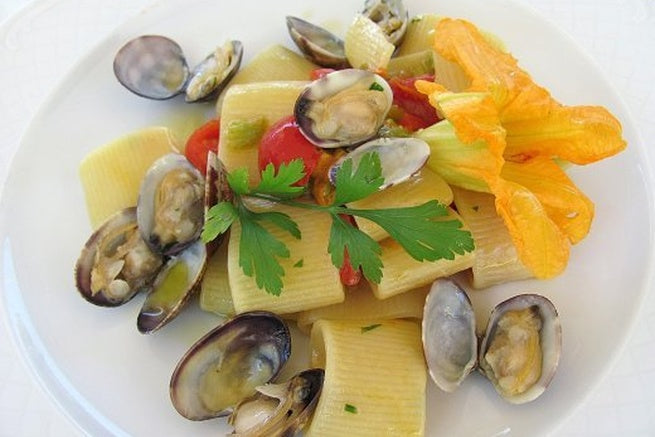 Mezzi paccheri con fiori di zucchina e vongole